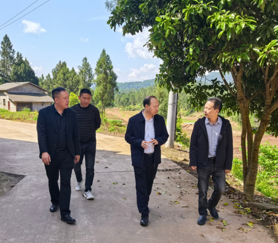 市供銷(xiāo)社黨組書(shū)記、理事會(huì)主任廖爵祿赴平昌縣土埡鎮(zhèn)大嶺村開(kāi)展幫扶工作